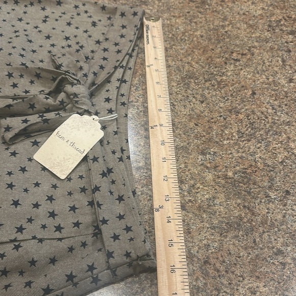 Hem & Thread Shorts Tan With Black Star Pattern Side Zipper Womens Size Large - Picture 10 of 11